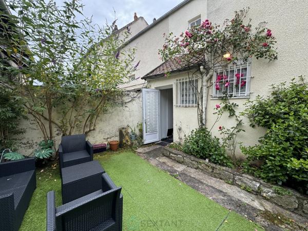 Maison de ville avec cour et dépendance