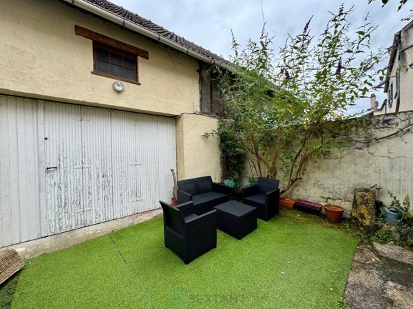 Maison de ville avec cour et dépendance