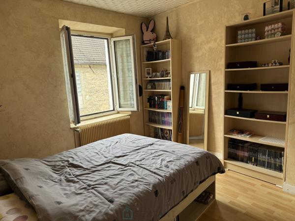 Maison de ville avec cour et dépendance