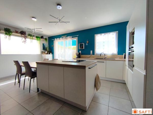 Maison contemporaine de 2019 avec commodités à pied