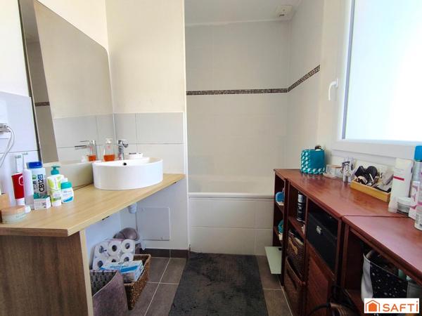 Maison contemporaine de 2019 avec commodités à pied
