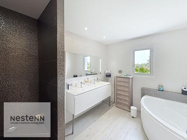 Maison d'architecte contemporaine, à La Cadiere D'Azur de 12 pièces de 280 m²