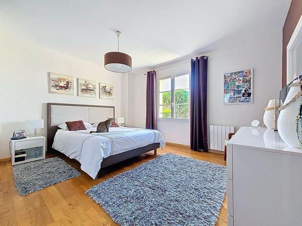 Maison récente 8 pièces avec piscine chauffée à vendre à Luzarches