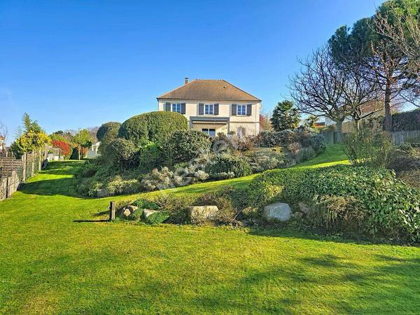 Maison récente 8 pièces avec piscine chauffée à vendre à Luzarches