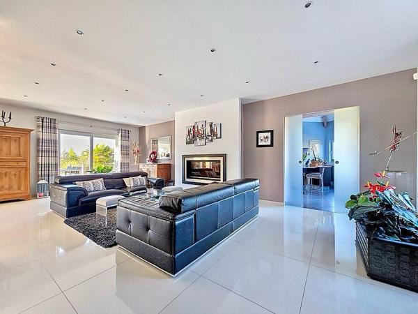 Maison récente 8 pièces avec piscine chauffée à vendre à Luzarches