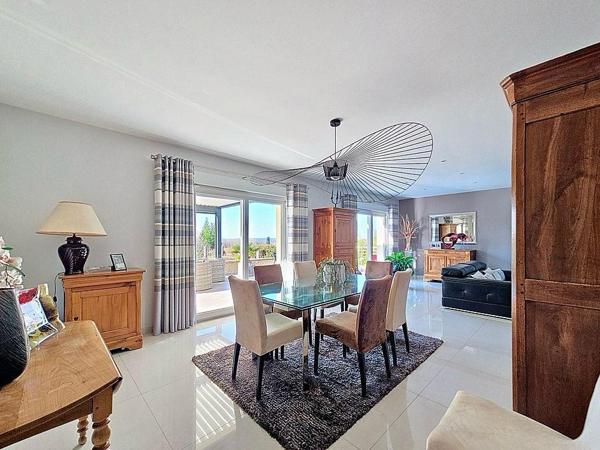 Maison récente 8 pièces avec piscine chauffée à vendre à Luzarches