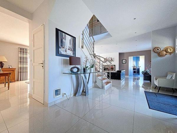 Maison récente 8 pièces avec piscine chauffée à vendre à Luzarches