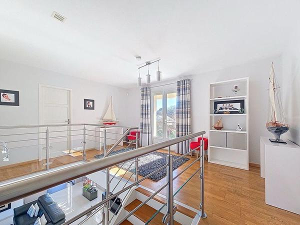 Maison récente 8 pièces avec piscine chauffée à vendre à Luzarches