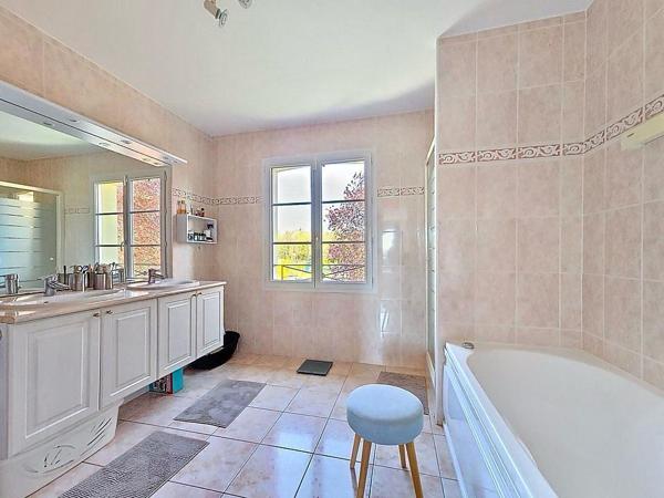 Maison récente 8 pièces avec piscine chauffée à vendre à Luzarches