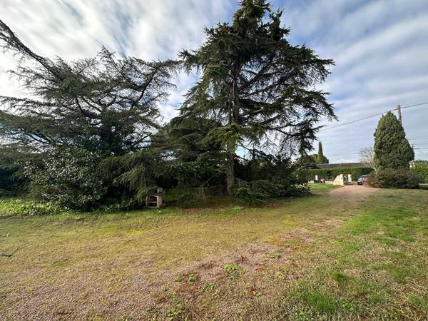 VILLA 4 pièces avec garage, dépendance à aménager et possibilité de division du terrain.