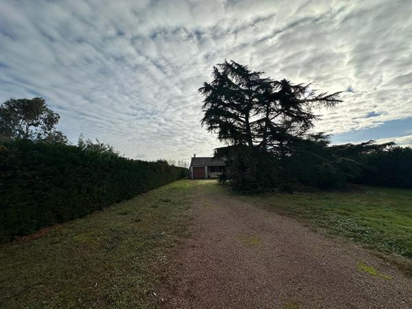 VILLA 4 pièces avec garage, dépendance à aménager et possibilité de division du terrain.