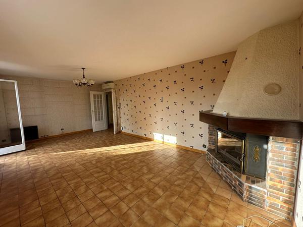 VILLA 4 pièces avec garage, dépendance à aménager et possibilité de division du terrain.