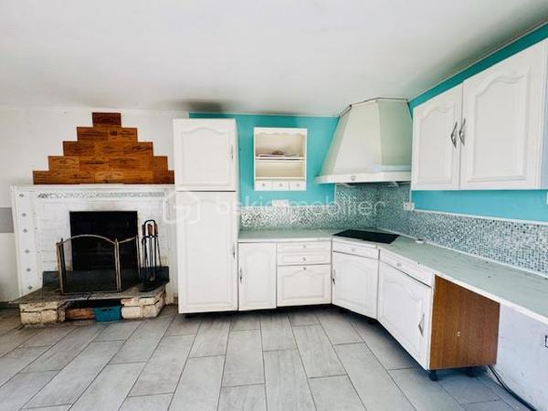 Dans un environnement paisible, au cœur d’un charmant hameau, découvrez cette authentique maison charentaise offrant environ 98 m² habitables, complétés par près de 100 m² attenants à aménager selon vos envies.

Implantée sur un superbe terrain arboré de 3 200 m² exposé plein sud, cette propriété séduira les amoureux de la pierre, de la nature et des projets offrant un véritable potentiel d’évolution.

🏡UN POTENTIEL RARE À EXPLOITER

La maison dispose actuellement de 98 m² habitables, comprenant 6 pièces dont 3 chambres, ainsi qu’un volume supplémentaire d’environ 100 m² à rénover et personnaliser.

Cette partie attenante bénéficie déjà de sa propre porte d’entrée, offrant de nombreuses possibilités :
création d’un logement indépendant, gîte, location saisonnière type Airbnb, espace professionnel ou agrandissement de la maison principale.

Le plancher est déjà en place dans cette partie, permettant de se projeter facilement dans un futur aménagement.

 🏡UNE MAISON QUI ASSOCIE CHARME & CONFORT
Façade en pierre pleine de caractère
Toiture en tuiles mécaniques refaite il y a environ 10 ans
Huisseries PVC double vitrage déjà installées
Vélux à l’étage avec stores électriques
Plomberie refaite à neuf
Électricité en grande partie reprise
Assainissement aux normes
Maison raccordée à la fibre

🌿 UN EXTÉRIEUR QUI INVITE À PROFITER DE LA NATURE

Le terrain de 3 200 m², arboré et exposé plein sud, offre un cadre particulièrement agréable avec une vue dégagée sur la campagne.

Vous profiterez notamment de :

🌿 Terrain arboré avec arbres fruitiers
🔥 Four à pain traditionnel
🚗 4 places de parking
☀️ Belle exposition plein sud
🌄 Vue dégagée et environnement naturel
🏡 Cadre calme et sans vis-à-vis immédiat
💡 LES + DE CETTE PROPRIÉTÉ

98 m² habitables + 100 m² de potentiel supplémentaire

Terrain de 3 200 m²

Possibilité de logement indépendant

Assainissement aux normes

Double vitrage, plomberie et électricité déjà en partie rénovés

Charme de la pierre associé aux équipements modernes

Commerces et établissements scolaires à seulement 4 km d'AUNAC et 6KM de MANSLE

❤️ UNE PROPRIÉTÉ AUX MULTIPLES PROJETS VOIR PHOTOS DE PROJECTION POUR AMENAGEMENT 

Que vous recherchiez une résidence principale familiale, une résidence secondaire, un projet de rénovation personnalisé ou un bien offrant un potentiel locatif, cette maison possède de nombreux atouts pour donner vie à vos projets.

Un bien plein de charme, au calme, avec de beaux volumes et surtout un potentiel d’aménagement exceptionnel.

📍 À découvrir sans tarder pour apprécier pleinement son environnement et ses possibilités.