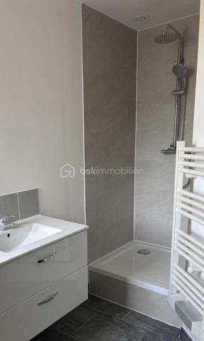 Dans un environnement paisible, au cœur d’un charmant hameau, découvrez cette authentique maison charentaise offrant environ 98 m² habitables, complétés par près de 100 m² attenants à aménager selon vos envies.

Implantée sur un superbe terrain arboré de 3 200 m² exposé plein sud, cette propriété séduira les amoureux de la pierre, de la nature et des projets offrant un véritable potentiel d’évolution.

🏡UN POTENTIEL RARE À EXPLOITER

La maison dispose actuellement de 98 m² habitables, comprenant 6 pièces dont 3 chambres, ainsi qu’un volume supplémentaire d’environ 100 m² à rénover et personnaliser.

Cette partie attenante bénéficie déjà de sa propre porte d’entrée, offrant de nombreuses possibilités :
création d’un logement indépendant, gîte, location saisonnière type Airbnb, espace professionnel ou agrandissement de la maison principale.

Le plancher est déjà en place dans cette partie, permettant de se projeter facilement dans un futur aménagement.

 🏡UNE MAISON QUI ASSOCIE CHARME & CONFORT
Façade en pierre pleine de caractère
Toiture en tuiles mécaniques refaite il y a environ 10 ans
Huisseries PVC double vitrage déjà installées
Vélux à l’étage avec stores électriques
Plomberie refaite à neuf
Électricité en grande partie reprise
Assainissement aux normes
Maison raccordée à la fibre

🌿 UN EXTÉRIEUR QUI INVITE À PROFITER DE LA NATURE

Le terrain de 3 200 m², arboré et exposé plein sud, offre un cadre particulièrement agréable avec une vue dégagée sur la campagne.

Vous profiterez notamment de :

🌿 Terrain arboré avec arbres fruitiers
🔥 Four à pain traditionnel
🚗 4 places de parking
☀️ Belle exposition plein sud
🌄 Vue dégagée et environnement naturel
🏡 Cadre calme et sans vis-à-vis immédiat
💡 LES + DE CETTE PROPRIÉTÉ

98 m² habitables + 100 m² de potentiel supplémentaire

Terrain de 3 200 m²

Possibilité de logement indépendant

Assainissement aux normes

Double vitrage, plomberie et électricité déjà en partie rénovés

Charme de la pierre associé aux équipements modernes

Commerces et établissements scolaires à seulement 4 km d'AUNAC et 6KM de MANSLE

❤️ UNE PROPRIÉTÉ AUX MULTIPLES PROJETS VOIR PHOTOS DE PROJECTION POUR AMENAGEMENT 

Que vous recherchiez une résidence principale familiale, une résidence secondaire, un projet de rénovation personnalisé ou un bien offrant un potentiel locatif, cette maison possède de nombreux atouts pour donner vie à vos projets.

Un bien plein de charme, au calme, avec de beaux volumes et surtout un potentiel d’aménagement exceptionnel.

📍 À découvrir sans tarder pour apprécier pleinement son environnement et ses possibilités.