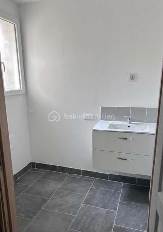 Dans un environnement paisible, au cœur d’un charmant hameau, découvrez cette authentique maison charentaise offrant environ 98 m² habitables, complétés par près de 100 m² attenants à aménager selon vos envies.

Implantée sur un superbe terrain arboré de 3 200 m² exposé plein sud, cette propriété séduira les amoureux de la pierre, de la nature et des projets offrant un véritable potentiel d’évolution.

🏡UN POTENTIEL RARE À EXPLOITER

La maison dispose actuellement de 98 m² habitables, comprenant 6 pièces dont 3 chambres, ainsi qu’un volume supplémentaire d’environ 100 m² à rénover et personnaliser.

Cette partie attenante bénéficie déjà de sa propre porte d’entrée, offrant de nombreuses possibilités :
création d’un logement indépendant, gîte, location saisonnière type Airbnb, espace professionnel ou agrandissement de la maison principale.

Le plancher est déjà en place dans cette partie, permettant de se projeter facilement dans un futur aménagement.

 🏡UNE MAISON QUI ASSOCIE CHARME & CONFORT
Façade en pierre pleine de caractère
Toiture en tuiles mécaniques refaite il y a environ 10 ans
Huisseries PVC double vitrage déjà installées
Vélux à l’étage avec stores électriques
Plomberie refaite à neuf
Électricité en grande partie reprise
Assainissement aux normes
Maison raccordée à la fibre

🌿 UN EXTÉRIEUR QUI INVITE À PROFITER DE LA NATURE

Le terrain de 3 200 m², arboré et exposé plein sud, offre un cadre particulièrement agréable avec une vue dégagée sur la campagne.

Vous profiterez notamment de :

🌿 Terrain arboré avec arbres fruitiers
🔥 Four à pain traditionnel
🚗 4 places de parking
☀️ Belle exposition plein sud
🌄 Vue dégagée et environnement naturel
🏡 Cadre calme et sans vis-à-vis immédiat
💡 LES + DE CETTE PROPRIÉTÉ

98 m² habitables + 100 m² de potentiel supplémentaire

Terrain de 3 200 m²

Possibilité de logement indépendant

Assainissement aux normes

Double vitrage, plomberie et électricité déjà en partie rénovés

Charme de la pierre associé aux équipements modernes

Commerces et établissements scolaires à seulement 4 km d'AUNAC et 6KM de MANSLE

❤️ UNE PROPRIÉTÉ AUX MULTIPLES PROJETS VOIR PHOTOS DE PROJECTION POUR AMENAGEMENT 

Que vous recherchiez une résidence principale familiale, une résidence secondaire, un projet de rénovation personnalisé ou un bien offrant un potentiel locatif, cette maison possède de nombreux atouts pour donner vie à vos projets.

Un bien plein de charme, au calme, avec de beaux volumes et surtout un potentiel d’aménagement exceptionnel.

📍 À découvrir sans tarder pour apprécier pleinement son environnement et ses possibilités.