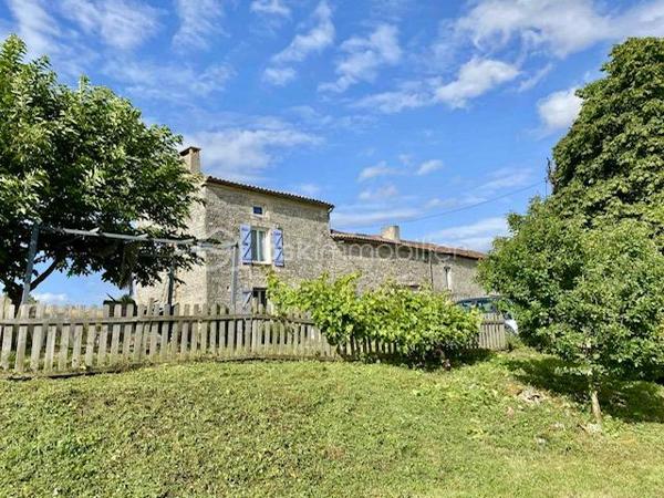 Dans un environnement paisible, au cœur d’un charmant hameau, découvrez cette authentique maison charentaise offrant environ 98 m² habitables, complétés par près de 100 m² attenants à aménager selon vos envies.

Implantée sur un superbe terrain arboré de 3 200 m² exposé plein sud, cette propriété séduira les amoureux de la pierre, de la nature et des projets offrant un véritable potentiel d’évolution.

🏡UN POTENTIEL RARE À EXPLOITER

La maison dispose actuellement de 98 m² habitables, comprenant 6 pièces dont 3 chambres, ainsi qu’un volume supplémentaire d’environ 100 m² à rénover et personnaliser.

Cette partie attenante bénéficie déjà de sa propre porte d’entrée, offrant de nombreuses possibilités :
création d’un logement indépendant, gîte, location saisonnière type Airbnb, espace professionnel ou agrandissement de la maison principale.

Le plancher est déjà en place dans cette partie, permettant de se projeter facilement dans un futur aménagement.

 🏡UNE MAISON QUI ASSOCIE CHARME & CONFORT
Façade en pierre pleine de caractère
Toiture en tuiles mécaniques refaite il y a environ 10 ans
Huisseries PVC double vitrage déjà installées
Vélux à l’étage avec stores électriques
Plomberie refaite à neuf
Électricité en grande partie reprise
Assainissement aux normes
Maison raccordée à la fibre

🌿 UN EXTÉRIEUR QUI INVITE À PROFITER DE LA NATURE

Le terrain de 3 200 m², arboré et exposé plein sud, offre un cadre particulièrement agréable avec une vue dégagée sur la campagne.

Vous profiterez notamment de :

🌿 Terrain arboré avec arbres fruitiers
🔥 Four à pain traditionnel
🚗 4 places de parking
☀️ Belle exposition plein sud
🌄 Vue dégagée et environnement naturel
🏡 Cadre calme et sans vis-à-vis immédiat
💡 LES + DE CETTE PROPRIÉTÉ

98 m² habitables + 100 m² de potentiel supplémentaire

Terrain de 3 200 m²

Possibilité de logement indépendant

Assainissement aux normes

Double vitrage, plomberie et électricité déjà en partie rénovés

Charme de la pierre associé aux équipements modernes

Commerces et établissements scolaires à seulement 4 km d'AUNAC et 6KM de MANSLE

❤️ UNE PROPRIÉTÉ AUX MULTIPLES PROJETS VOIR PHOTOS DE PROJECTION POUR AMENAGEMENT 

Que vous recherchiez une résidence principale familiale, une résidence secondaire, un projet de rénovation personnalisé ou un bien offrant un potentiel locatif, cette maison possède de nombreux atouts pour donner vie à vos projets.

Un bien plein de charme, au calme, avec de beaux volumes et surtout un potentiel d’aménagement exceptionnel.

📍 À découvrir sans tarder pour apprécier pleinement son environnement et ses possibilités.