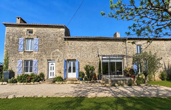 Dans un environnement paisible, au cœur d’un charmant hameau, découvrez cette authentique maison charentaise offrant environ 98 m² habitables, complétés par près de 100 m² attenants à aménager selon vos envies.

Implantée sur un superbe terrain arboré de 3 200 m² exposé plein sud, cette propriété séduira les amoureux de la pierre, de la nature et des projets offrant un véritable potentiel d’évolution.

🏡UN POTENTIEL RARE À EXPLOITER

La maison dispose actuellement de 98 m² habitables, comprenant 6 pièces dont 3 chambres, ainsi qu’un volume supplémentaire d’environ 100 m² à rénover et personnaliser.

Cette partie attenante bénéficie déjà de sa propre porte d’entrée, offrant de nombreuses possibilités :
création d’un logement indépendant, gîte, location saisonnière type Airbnb, espace professionnel ou agrandissement de la maison principale.

Le plancher est déjà en place dans cette partie, permettant de se projeter facilement dans un futur aménagement.

 🏡UNE MAISON QUI ASSOCIE CHARME & CONFORT
Façade en pierre pleine de caractère
Toiture en tuiles mécaniques refaite il y a environ 10 ans
Huisseries PVC double vitrage déjà installées
Vélux à l’étage avec stores électriques
Plomberie refaite à neuf
Électricité en grande partie reprise
Assainissement aux normes
Maison raccordée à la fibre

🌿 UN EXTÉRIEUR QUI INVITE À PROFITER DE LA NATURE

Le terrain de 3 200 m², arboré et exposé plein sud, offre un cadre particulièrement agréable avec une vue dégagée sur la campagne.

Vous profiterez notamment de :

🌿 Terrain arboré avec arbres fruitiers
🔥 Four à pain traditionnel
🚗 4 places de parking
☀️ Belle exposition plein sud
🌄 Vue dégagée et environnement naturel
🏡 Cadre calme et sans vis-à-vis immédiat
💡 LES + DE CETTE PROPRIÉTÉ

98 m² habitables + 100 m² de potentiel supplémentaire

Terrain de 3 200 m²

Possibilité de logement indépendant

Assainissement aux normes

Double vitrage, plomberie et électricité déjà en partie rénovés

Charme de la pierre associé aux équipements modernes

Commerces et établissements scolaires à seulement 4 km d'AUNAC et 6KM de MANSLE

❤️ UNE PROPRIÉTÉ AUX MULTIPLES PROJETS VOIR PHOTOS DE PROJECTION POUR AMENAGEMENT 

Que vous recherchiez une résidence principale familiale, une résidence secondaire, un projet de rénovation personnalisé ou un bien offrant un potentiel locatif, cette maison possède de nombreux atouts pour donner vie à vos projets.

Un bien plein de charme, au calme, avec de beaux volumes et surtout un potentiel d’aménagement exceptionnel.

📍 À découvrir sans tarder pour apprécier pleinement son environnement et ses possibilités.