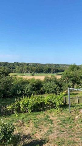 Dans un environnement paisible, au cœur d’un charmant hameau, découvrez cette authentique maison charentaise offrant environ 98 m² habitables, complétés par près de 100 m² attenants à aménager selon vos envies.

Implantée sur un superbe terrain arboré de 3 200 m² exposé plein sud, cette propriété séduira les amoureux de la pierre, de la nature et des projets offrant un véritable potentiel d’évolution.

🏡UN POTENTIEL RARE À EXPLOITER

La maison dispose actuellement de 98 m² habitables, comprenant 6 pièces dont 3 chambres, ainsi qu’un volume supplémentaire d’environ 100 m² à rénover et personnaliser.

Cette partie attenante bénéficie déjà de sa propre porte d’entrée, offrant de nombreuses possibilités :
création d’un logement indépendant, gîte, location saisonnière type Airbnb, espace professionnel ou agrandissement de la maison principale.

Le plancher est déjà en place dans cette partie, permettant de se projeter facilement dans un futur aménagement.

 🏡UNE MAISON QUI ASSOCIE CHARME & CONFORT
Façade en pierre pleine de caractère
Toiture en tuiles mécaniques refaite il y a environ 10 ans
Huisseries PVC double vitrage déjà installées
Vélux à l’étage avec stores électriques
Plomberie refaite à neuf
Électricité en grande partie reprise
Assainissement aux normes
Maison raccordée à la fibre

🌿 UN EXTÉRIEUR QUI INVITE À PROFITER DE LA NATURE

Le terrain de 3 200 m², arboré et exposé plein sud, offre un cadre particulièrement agréable avec une vue dégagée sur la campagne.

Vous profiterez notamment de :

🌿 Terrain arboré avec arbres fruitiers
🔥 Four à pain traditionnel
🚗 4 places de parking
☀️ Belle exposition plein sud
🌄 Vue dégagée et environnement naturel
🏡 Cadre calme et sans vis-à-vis immédiat
💡 LES + DE CETTE PROPRIÉTÉ

98 m² habitables + 100 m² de potentiel supplémentaire

Terrain de 3 200 m²

Possibilité de logement indépendant

Assainissement aux normes

Double vitrage, plomberie et électricité déjà en partie rénovés

Charme de la pierre associé aux équipements modernes

Commerces et établissements scolaires à seulement 4 km d'AUNAC et 6KM de MANSLE

❤️ UNE PROPRIÉTÉ AUX MULTIPLES PROJETS VOIR PHOTOS DE PROJECTION POUR AMENAGEMENT 

Que vous recherchiez une résidence principale familiale, une résidence secondaire, un projet de rénovation personnalisé ou un bien offrant un potentiel locatif, cette maison possède de nombreux atouts pour donner vie à vos projets.

Un bien plein de charme, au calme, avec de beaux volumes et surtout un potentiel d’aménagement exceptionnel.

📍 À découvrir sans tarder pour apprécier pleinement son environnement et ses possibilités.