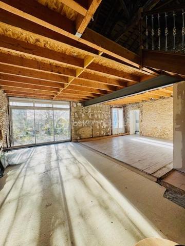 Dans un environnement paisible, au cœur d’un charmant hameau, découvrez cette authentique maison charentaise offrant environ 98 m² habitables, complétés par près de 100 m² attenants à aménager selon vos envies.

Implantée sur un superbe terrain arboré de 3 200 m² exposé plein sud, cette propriété séduira les amoureux de la pierre, de la nature et des projets offrant un véritable potentiel d’évolution.

🏡UN POTENTIEL RARE À EXPLOITER

La maison dispose actuellement de 98 m² habitables, comprenant 6 pièces dont 3 chambres, ainsi qu’un volume supplémentaire d’environ 100 m² à rénover et personnaliser.

Cette partie attenante bénéficie déjà de sa propre porte d’entrée, offrant de nombreuses possibilités :
création d’un logement indépendant, gîte, location saisonnière type Airbnb, espace professionnel ou agrandissement de la maison principale.

Le plancher est déjà en place dans cette partie, permettant de se projeter facilement dans un futur aménagement.

 🏡UNE MAISON QUI ASSOCIE CHARME & CONFORT
Façade en pierre pleine de caractère
Toiture en tuiles mécaniques refaite il y a environ 10 ans
Huisseries PVC double vitrage déjà installées
Vélux à l’étage avec stores électriques
Plomberie refaite à neuf
Électricité en grande partie reprise
Assainissement aux normes
Maison raccordée à la fibre

🌿 UN EXTÉRIEUR QUI INVITE À PROFITER DE LA NATURE

Le terrain de 3 200 m², arboré et exposé plein sud, offre un cadre particulièrement agréable avec une vue dégagée sur la campagne.

Vous profiterez notamment de :

🌿 Terrain arboré avec arbres fruitiers
🔥 Four à pain traditionnel
🚗 4 places de parking
☀️ Belle exposition plein sud
🌄 Vue dégagée et environnement naturel
🏡 Cadre calme et sans vis-à-vis immédiat
💡 LES + DE CETTE PROPRIÉTÉ

98 m² habitables + 100 m² de potentiel supplémentaire

Terrain de 3 200 m²

Possibilité de logement indépendant

Assainissement aux normes

Double vitrage, plomberie et électricité déjà en partie rénovés

Charme de la pierre associé aux équipements modernes

Commerces et établissements scolaires à seulement 4 km d'AUNAC et 6KM de MANSLE

❤️ UNE PROPRIÉTÉ AUX MULTIPLES PROJETS VOIR PHOTOS DE PROJECTION POUR AMENAGEMENT 

Que vous recherchiez une résidence principale familiale, une résidence secondaire, un projet de rénovation personnalisé ou un bien offrant un potentiel locatif, cette maison possède de nombreux atouts pour donner vie à vos projets.

Un bien plein de charme, au calme, avec de beaux volumes et surtout un potentiel d’aménagement exceptionnel.

📍 À découvrir sans tarder pour apprécier pleinement son environnement et ses possibilités.