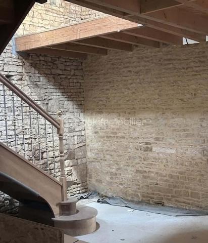 Dans un environnement paisible, au cœur d’un charmant hameau, découvrez cette authentique maison charentaise offrant environ 98 m² habitables, complétés par près de 100 m² attenants à aménager selon vos envies.

Implantée sur un superbe terrain arboré de 3 200 m² exposé plein sud, cette propriété séduira les amoureux de la pierre, de la nature et des projets offrant un véritable potentiel d’évolution.

🏡UN POTENTIEL RARE À EXPLOITER

La maison dispose actuellement de 98 m² habitables, comprenant 6 pièces dont 3 chambres, ainsi qu’un volume supplémentaire d’environ 100 m² à rénover et personnaliser.

Cette partie attenante bénéficie déjà de sa propre porte d’entrée, offrant de nombreuses possibilités :
création d’un logement indépendant, gîte, location saisonnière type Airbnb, espace professionnel ou agrandissement de la maison principale.

Le plancher est déjà en place dans cette partie, permettant de se projeter facilement dans un futur aménagement.

 🏡UNE MAISON QUI ASSOCIE CHARME & CONFORT
Façade en pierre pleine de caractère
Toiture en tuiles mécaniques refaite il y a environ 10 ans
Huisseries PVC double vitrage déjà installées
Vélux à l’étage avec stores électriques
Plomberie refaite à neuf
Électricité en grande partie reprise
Assainissement aux normes
Maison raccordée à la fibre

🌿 UN EXTÉRIEUR QUI INVITE À PROFITER DE LA NATURE

Le terrain de 3 200 m², arboré et exposé plein sud, offre un cadre particulièrement agréable avec une vue dégagée sur la campagne.

Vous profiterez notamment de :

🌿 Terrain arboré avec arbres fruitiers
🔥 Four à pain traditionnel
🚗 4 places de parking
☀️ Belle exposition plein sud
🌄 Vue dégagée et environnement naturel
🏡 Cadre calme et sans vis-à-vis immédiat
💡 LES + DE CETTE PROPRIÉTÉ

98 m² habitables + 100 m² de potentiel supplémentaire

Terrain de 3 200 m²

Possibilité de logement indépendant

Assainissement aux normes

Double vitrage, plomberie et électricité déjà en partie rénovés

Charme de la pierre associé aux équipements modernes

Commerces et établissements scolaires à seulement 4 km d'AUNAC et 6KM de MANSLE

❤️ UNE PROPRIÉTÉ AUX MULTIPLES PROJETS VOIR PHOTOS DE PROJECTION POUR AMENAGEMENT 

Que vous recherchiez une résidence principale familiale, une résidence secondaire, un projet de rénovation personnalisé ou un bien offrant un potentiel locatif, cette maison possède de nombreux atouts pour donner vie à vos projets.

Un bien plein de charme, au calme, avec de beaux volumes et surtout un potentiel d’aménagement exceptionnel.

📍 À découvrir sans tarder pour apprécier pleinement son environnement et ses possibilités.