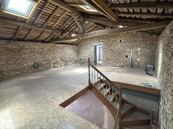 Dans un environnement paisible, au cœur d’un charmant hameau, découvrez cette authentique maison charentaise offrant environ 98 m² habitables, complétés par près de 100 m² attenants à aménager selon vos envies.

Implantée sur un superbe terrain arboré de 3 200 m² exposé plein sud, cette propriété séduira les amoureux de la pierre, de la nature et des projets offrant un véritable potentiel d’évolution.

🏡UN POTENTIEL RARE À EXPLOITER

La maison dispose actuellement de 98 m² habitables, comprenant 6 pièces dont 3 chambres, ainsi qu’un volume supplémentaire d’environ 100 m² à rénover et personnaliser.

Cette partie attenante bénéficie déjà de sa propre porte d’entrée, offrant de nombreuses possibilités :
création d’un logement indépendant, gîte, location saisonnière type Airbnb, espace professionnel ou agrandissement de la maison principale.

Le plancher est déjà en place dans cette partie, permettant de se projeter facilement dans un futur aménagement.

 🏡UNE MAISON QUI ASSOCIE CHARME & CONFORT
Façade en pierre pleine de caractère
Toiture en tuiles mécaniques refaite il y a environ 10 ans
Huisseries PVC double vitrage déjà installées
Vélux à l’étage avec stores électriques
Plomberie refaite à neuf
Électricité en grande partie reprise
Assainissement aux normes
Maison raccordée à la fibre

🌿 UN EXTÉRIEUR QUI INVITE À PROFITER DE LA NATURE

Le terrain de 3 200 m², arboré et exposé plein sud, offre un cadre particulièrement agréable avec une vue dégagée sur la campagne.

Vous profiterez notamment de :

🌿 Terrain arboré avec arbres fruitiers
🔥 Four à pain traditionnel
🚗 4 places de parking
☀️ Belle exposition plein sud
🌄 Vue dégagée et environnement naturel
🏡 Cadre calme et sans vis-à-vis immédiat
💡 LES + DE CETTE PROPRIÉTÉ

98 m² habitables + 100 m² de potentiel supplémentaire

Terrain de 3 200 m²

Possibilité de logement indépendant

Assainissement aux normes

Double vitrage, plomberie et électricité déjà en partie rénovés

Charme de la pierre associé aux équipements modernes

Commerces et établissements scolaires à seulement 4 km d'AUNAC et 6KM de MANSLE

❤️ UNE PROPRIÉTÉ AUX MULTIPLES PROJETS VOIR PHOTOS DE PROJECTION POUR AMENAGEMENT 

Que vous recherchiez une résidence principale familiale, une résidence secondaire, un projet de rénovation personnalisé ou un bien offrant un potentiel locatif, cette maison possède de nombreux atouts pour donner vie à vos projets.

Un bien plein de charme, au calme, avec de beaux volumes et surtout un potentiel d’aménagement exceptionnel.

📍 À découvrir sans tarder pour apprécier pleinement son environnement et ses possibilités.