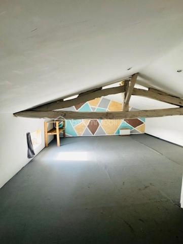 Dans un environnement paisible, au cœur d’un charmant hameau, découvrez cette authentique maison charentaise offrant environ 98 m² habitables, complétés par près de 100 m² attenants à aménager selon vos envies.

Implantée sur un superbe terrain arboré de 3 200 m² exposé plein sud, cette propriété séduira les amoureux de la pierre, de la nature et des projets offrant un véritable potentiel d’évolution.

🏡UN POTENTIEL RARE À EXPLOITER

La maison dispose actuellement de 98 m² habitables, comprenant 6 pièces dont 3 chambres, ainsi qu’un volume supplémentaire d’environ 100 m² à rénover et personnaliser.

Cette partie attenante bénéficie déjà de sa propre porte d’entrée, offrant de nombreuses possibilités :
création d’un logement indépendant, gîte, location saisonnière type Airbnb, espace professionnel ou agrandissement de la maison principale.

Le plancher est déjà en place dans cette partie, permettant de se projeter facilement dans un futur aménagement.

 🏡UNE MAISON QUI ASSOCIE CHARME & CONFORT
Façade en pierre pleine de caractère
Toiture en tuiles mécaniques refaite il y a environ 10 ans
Huisseries PVC double vitrage déjà installées
Vélux à l’étage avec stores électriques
Plomberie refaite à neuf
Électricité en grande partie reprise
Assainissement aux normes
Maison raccordée à la fibre

🌿 UN EXTÉRIEUR QUI INVITE À PROFITER DE LA NATURE

Le terrain de 3 200 m², arboré et exposé plein sud, offre un cadre particulièrement agréable avec une vue dégagée sur la campagne.

Vous profiterez notamment de :

🌿 Terrain arboré avec arbres fruitiers
🔥 Four à pain traditionnel
🚗 4 places de parking
☀️ Belle exposition plein sud
🌄 Vue dégagée et environnement naturel
🏡 Cadre calme et sans vis-à-vis immédiat
💡 LES + DE CETTE PROPRIÉTÉ

98 m² habitables + 100 m² de potentiel supplémentaire

Terrain de 3 200 m²

Possibilité de logement indépendant

Assainissement aux normes

Double vitrage, plomberie et électricité déjà en partie rénovés

Charme de la pierre associé aux équipements modernes

Commerces et établissements scolaires à seulement 4 km d'AUNAC et 6KM de MANSLE

❤️ UNE PROPRIÉTÉ AUX MULTIPLES PROJETS VOIR PHOTOS DE PROJECTION POUR AMENAGEMENT 

Que vous recherchiez une résidence principale familiale, une résidence secondaire, un projet de rénovation personnalisé ou un bien offrant un potentiel locatif, cette maison possède de nombreux atouts pour donner vie à vos projets.

Un bien plein de charme, au calme, avec de beaux volumes et surtout un potentiel d’aménagement exceptionnel.

📍 À découvrir sans tarder pour apprécier pleinement son environnement et ses possibilités.