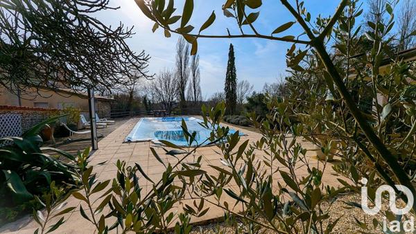 Maison 9 pièces de 305 m² à Montlieu-la-Garde (17210)