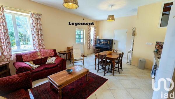 Maison 9 pièces de 305 m² à Montlieu-la-Garde (17210)