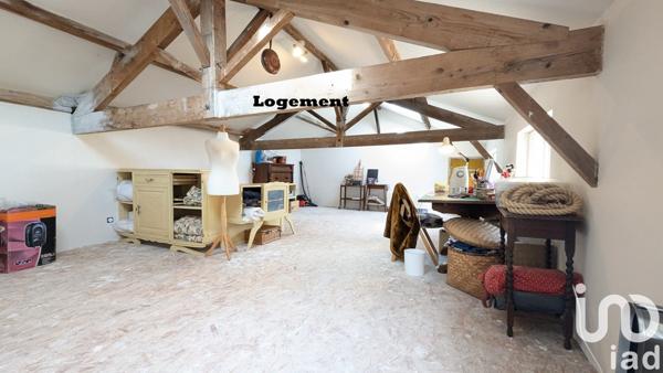 Maison 9 pièces de 305 m² à Montlieu-la-Garde (17210)