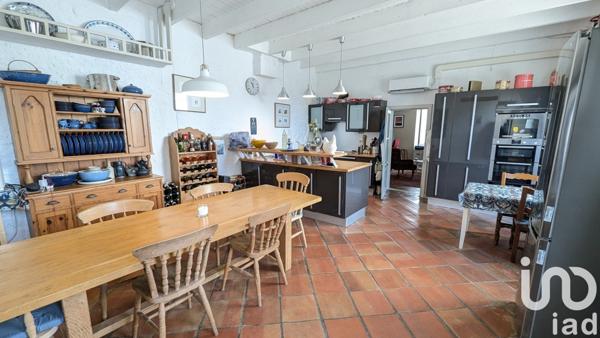 Maison 9 pièces de 305 m² à Montlieu-la-Garde (17210)