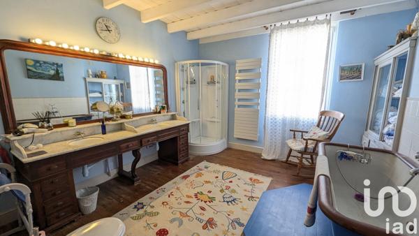 Maison 9 pièces de 305 m² à Montlieu-la-Garde (17210)