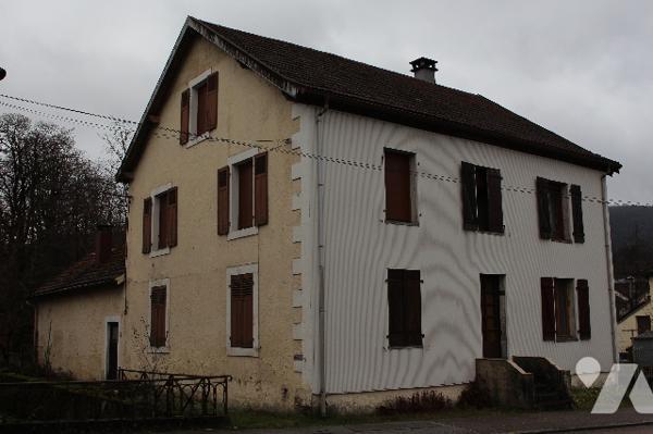 Maison à rénover  avec 2 appartements et dépendances, située proche du centre du village.