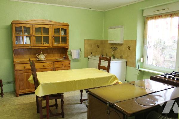 Maison à rénover  avec 2 appartements et dépendances, située proche du centre du village.