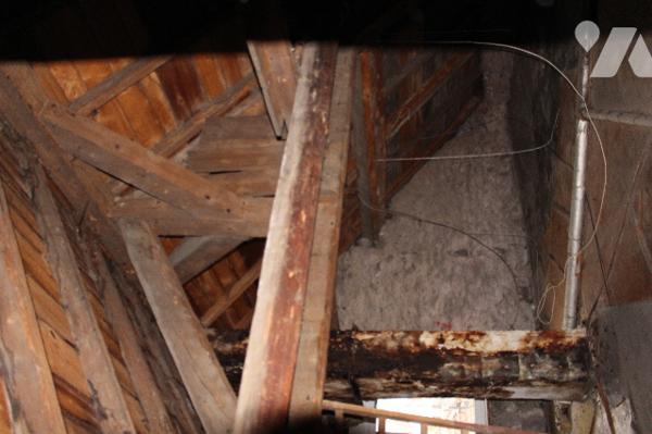 Maison à rénover  avec 2 appartements et dépendances, située proche du centre du village.