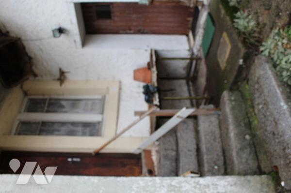 Maison à rénover  avec 2 appartements et dépendances, située proche du centre du village.