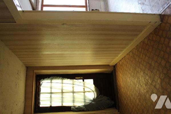 Maison à rénover  avec 2 appartements et dépendances, située proche du centre du village.