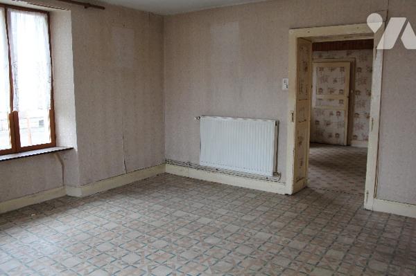 Maison à rénover  avec 2 appartements et dépendances, située proche du centre du village.
