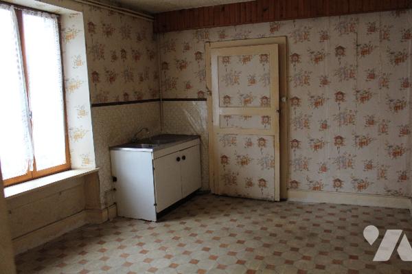 Maison à rénover  avec 2 appartements et dépendances, située proche du centre du village.