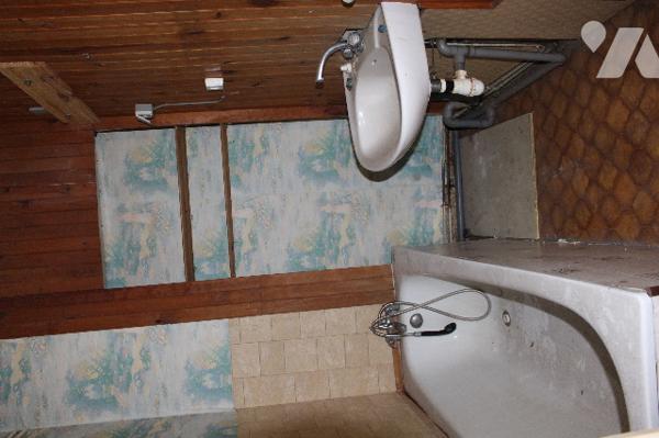 Maison à rénover  avec 2 appartements et dépendances, située proche du centre du village.