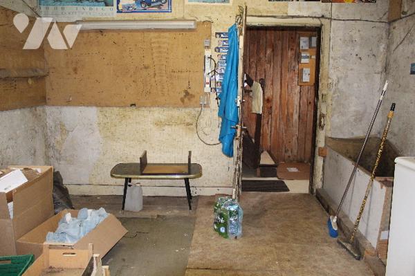 Maison à rénover  avec 2 appartements et dépendances, située proche du centre du village.