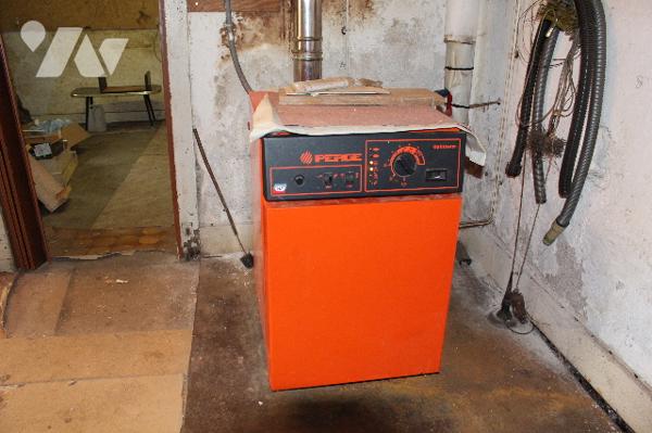 Maison à rénover  avec 2 appartements et dépendances, située proche du centre du village.