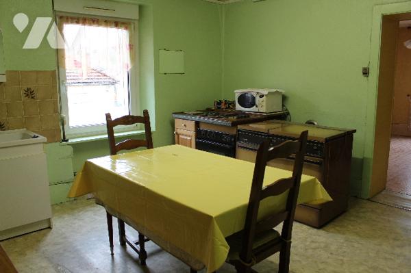 Maison à rénover  avec 2 appartements et dépendances, située proche du centre du village.