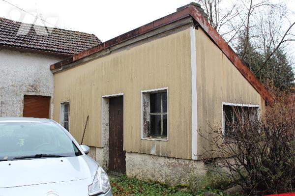 Maison à rénover  avec 2 appartements et dépendances, située proche du centre du village.