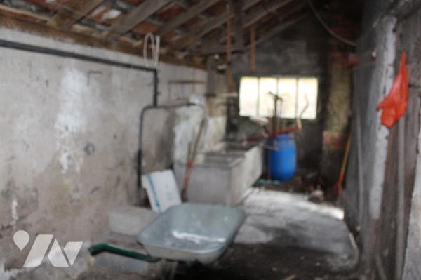 Maison à rénover  avec 2 appartements et dépendances, située proche du centre du village.