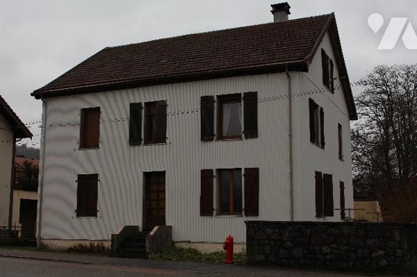 Maison à rénover  avec 2 appartements et dépendances, située proche du centre du village.