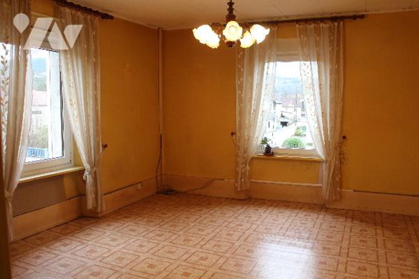 Maison à rénover  avec 2 appartements et dépendances, située proche du centre du village.