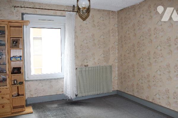 Maison à rénover  avec 2 appartements et dépendances, située proche du centre du village.