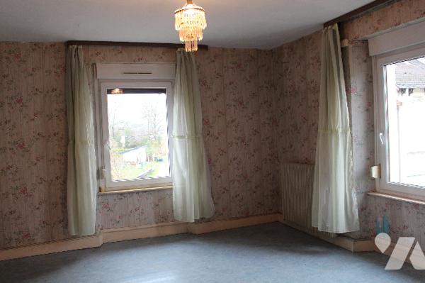 Maison à rénover  avec 2 appartements et dépendances, située proche du centre du village.