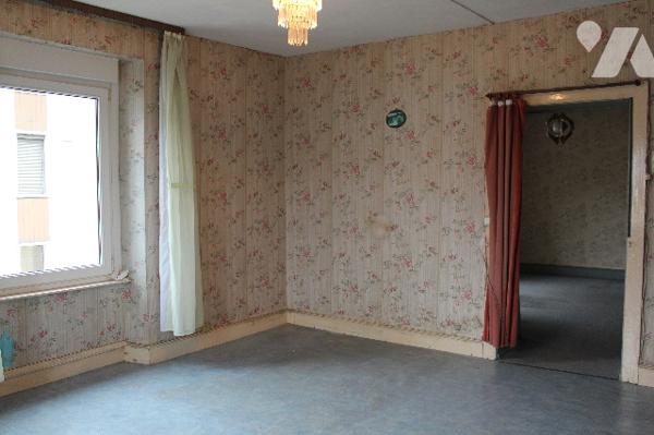 Maison à rénover  avec 2 appartements et dépendances, située proche du centre du village.