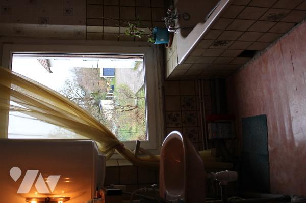 Maison à rénover  avec 2 appartements et dépendances, située proche du centre du village.